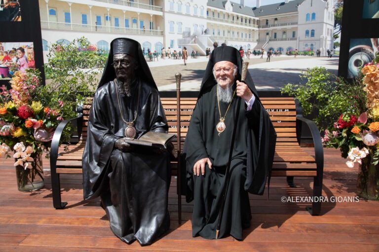 Facce di bronzo: il patriarca Bartolomeo inaugura una statua di se stesso