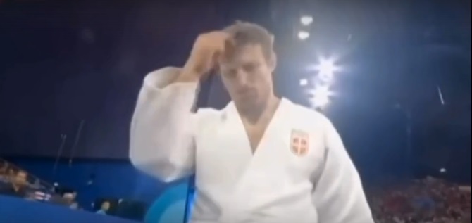Atleta olimpico sospeso per essersi fatto il segno della croce