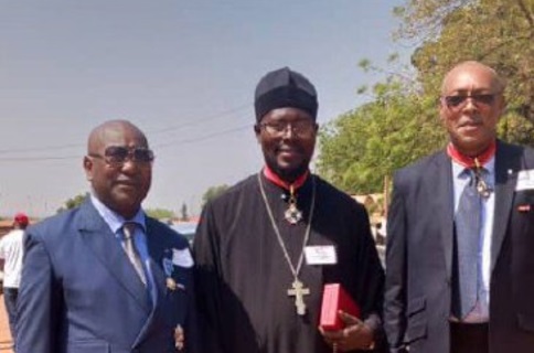 Massimo riconoscimento statale per opere sociali a un prete ortodosso della Repubblica Centrafricana