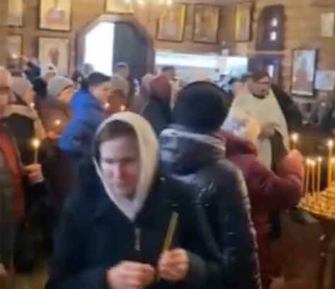 I parrocchiani di una chiesa ucraina se la riprendono dopo il sequestro