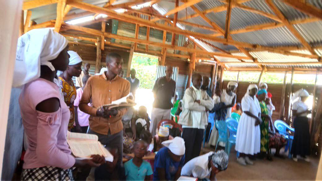 Battesimi in un villaggio del Kenya