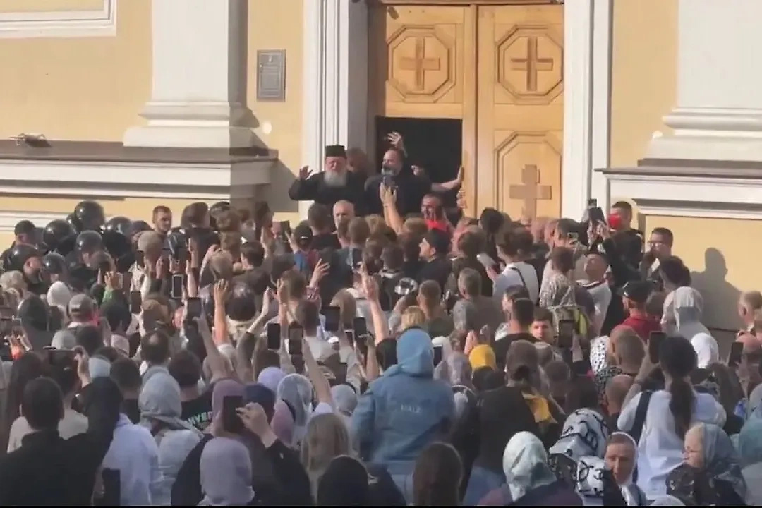 Sugli eventi di Chernovtsy, i sequestri di chiese e i media ucraini