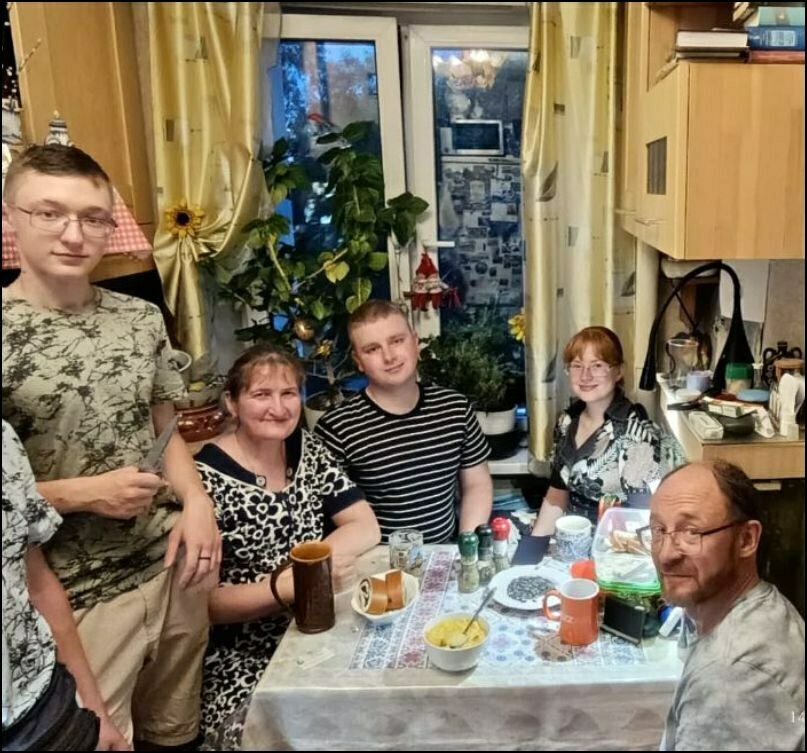 Come una famiglia di moscoviti ha trascorso le vacanze riparando case nel Donbass