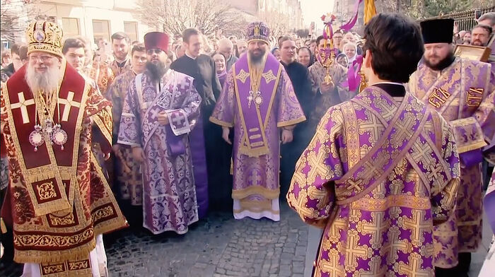 Processione attorno alla cattedrale ucraina presa di mira dagli scismatici