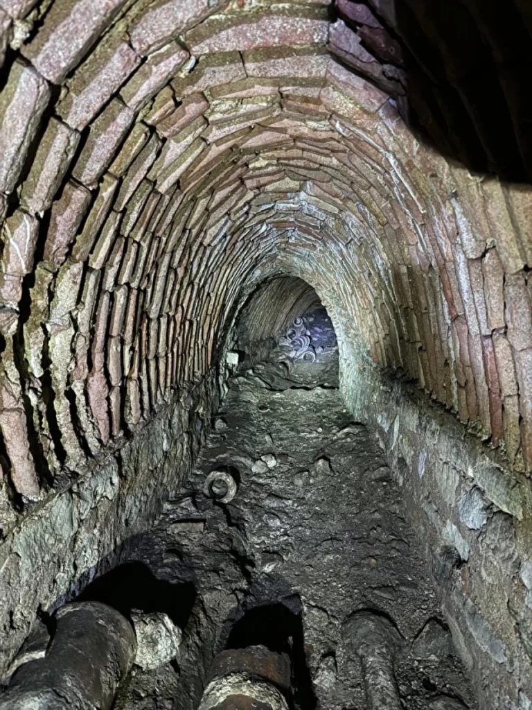 Sotto Santa Sofia: un labirinto di tunnel e catacombe