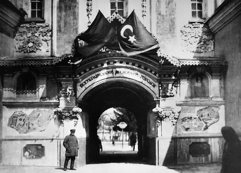 Il regime ucraino celebra le profanazioni del regime sovietico