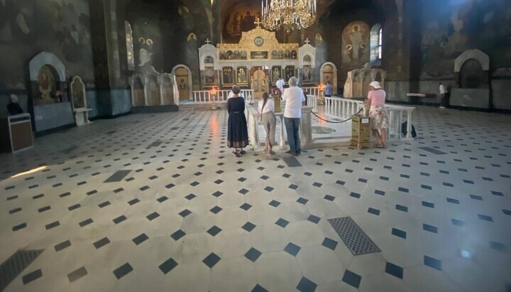 Come la "Chiesa ortodossa dell'Ucraina" disprezza i suoi fedeli in affitto