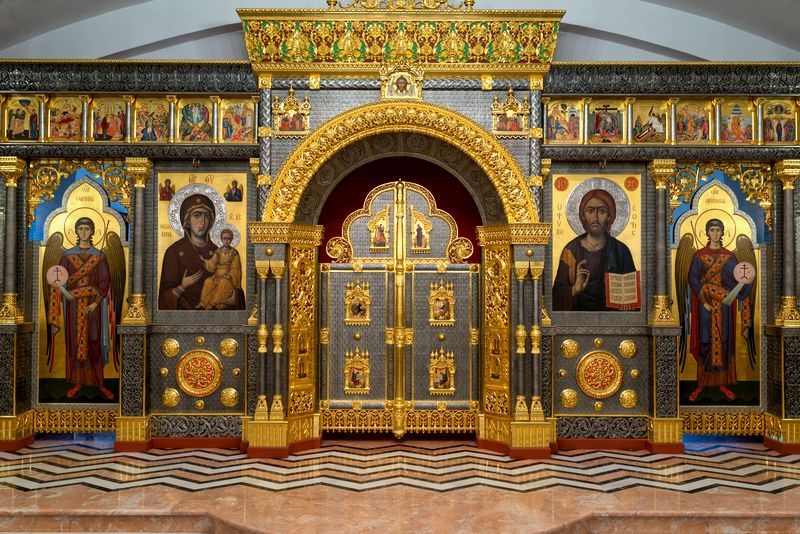 Perché una chiesa deve avere un'iconostasi e una tenda sopra le porte sante?